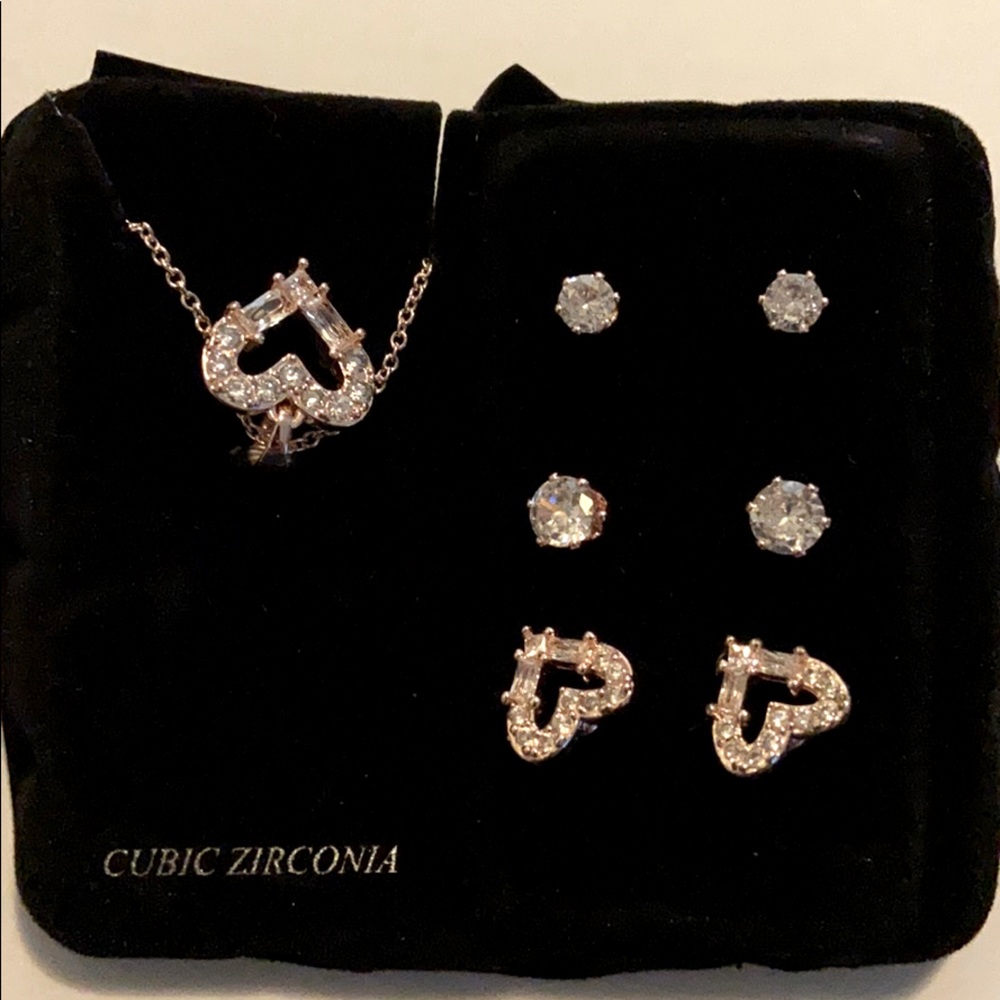 Earring and necklace set￼